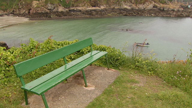 MS Shot of Bench on the edge of the cliff / St. Peter Port, Guernsey，英国视频素材