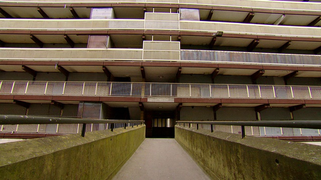 英国，大伦敦，Heygate Estate / London，一个废弃住宅区的入口视频素材