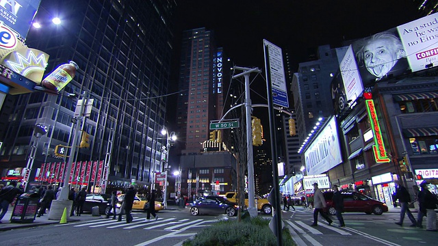 WS View of People and traffic moving on street /纽约，美国视频素材