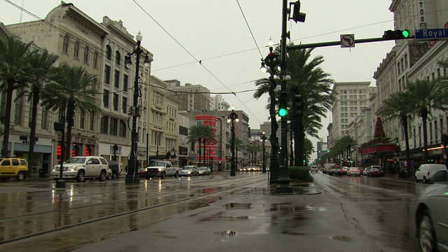 雨中的城市中心/新奥尔良，路易斯安那州，美国视频素材