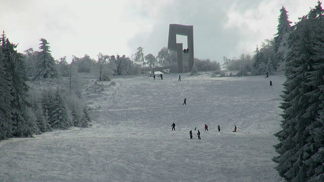 德国莱茵兰-普法尔茨汉斯拉克的滑雪道、冬季运动和滑雪缆车/埃尔别斯科普夫滑雪者和单板滑雪者的视图视频素材