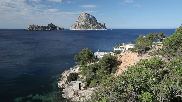 Cala Carbo湾和Es Vedra岛/ Ibiza，巴利阿里群岛，西班牙视频素材