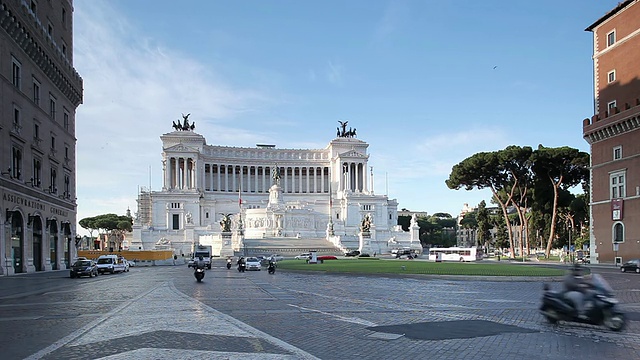 维托里亚诺国家纪念碑(Vittorio Emanuele II)的日出/罗马，拉齐奥，意大利视频素材