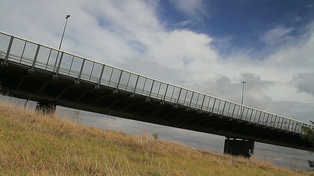 在Westgate Freeway / Melbourne, Victoria, Australia拍摄的干草和高速公路交通视频素材