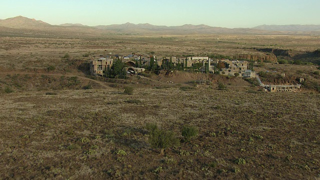 WS AERIAL ZI拍摄的干涸河床，展示建筑/ Arcosanti，亚利桑那州，美国视频素材