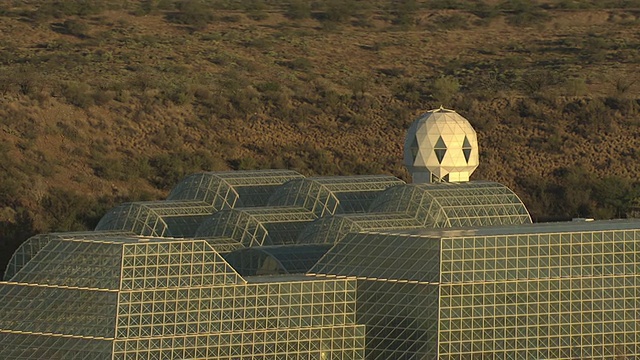 MS AERIAL ZO生物圈II建筑景观和建筑/美国亚利桑那州图森视频素材