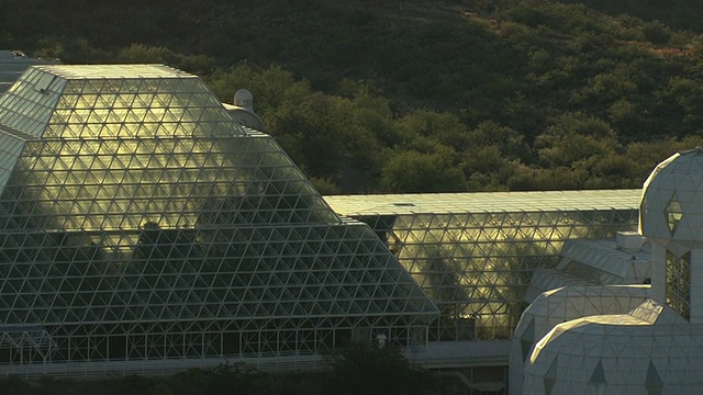 MS AERIAL ZI生物圈II建筑和金字塔结构/图森，亚利桑那州，美国视频素材