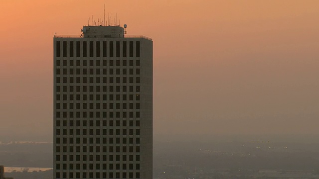 MS AERIAL ZO拍摄的当代办公大楼和市中心天际线与夕阳/新奥尔良，路易斯安那州，美国视频素材