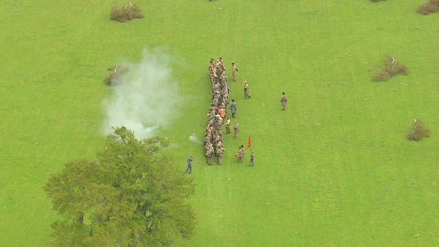 美国南部邦联士兵在哈德逊港战场上开枪的鸟瞰图，内战重演/扎卡里，路易斯安那州，美国视频素材