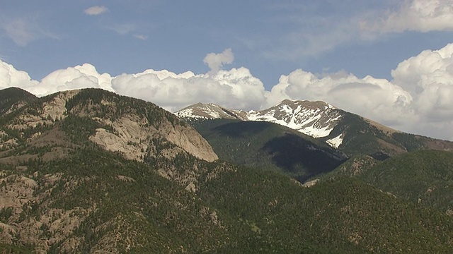 美国新墨西哥州陶斯县(Taos County)的基督山(Sangre de Cristo Mountains)被大雪覆盖视频素材