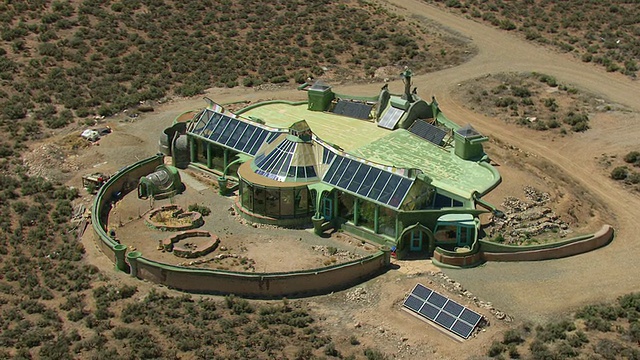 WS AERIAL DS View of Earthship太阳能房屋由天然和可回收材料制成，位于美国新墨西哥州陶斯县视频素材