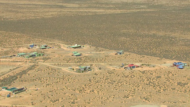 WS AERIAL ZI View over Earthships由天然和可回收材料制成的房屋，位于美国新墨西哥州陶斯县视频素材