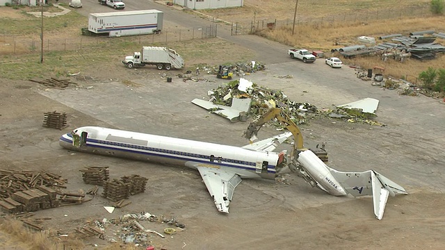 MD80商用客机爪撕裂机尾的照片/美国新墨西哥州罗斯韦尔视频素材