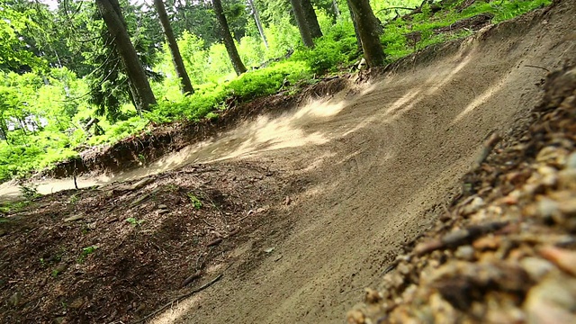 山地车在绿色的森林里骑车下山视频素材