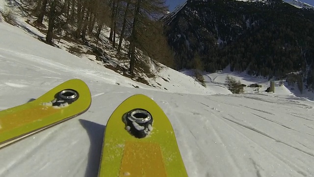 在高山景观中滑雪视频素材