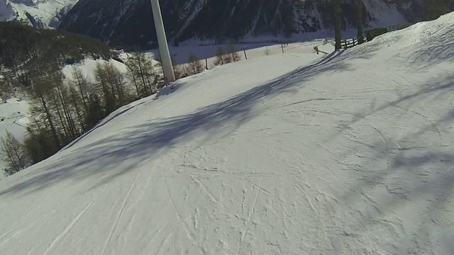 在高山景观中滑雪视频素材