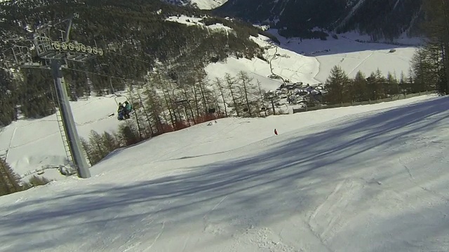 在高山景观中滑雪视频素材