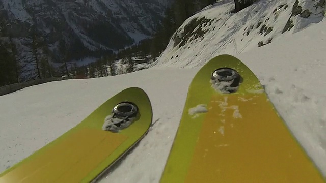 在高山景观中滑雪视频素材