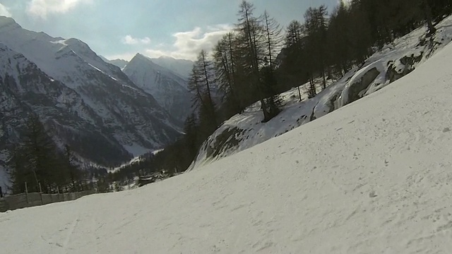 在高山景观中滑雪视频素材