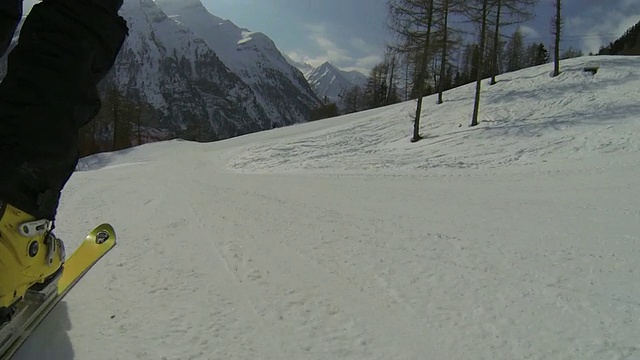 在高山景观中滑雪视频素材