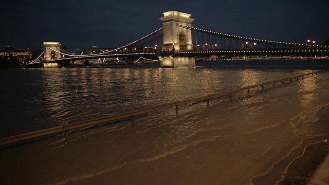 在Sztehlo GÃ’bor路上骑车穿过洪水视频素材