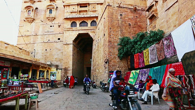 印度拉贾斯坦邦的Jaisalmer大街上行人的照片视频素材