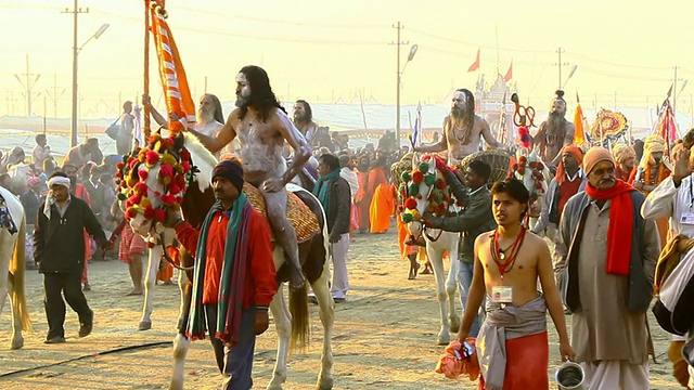 印度北方邦，Kumbh Mela / Allahabad, Naga Sadhus的MS Shot视频素材