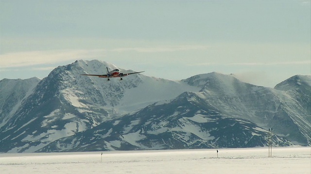 DC-3飞机的WS TS即将降落在南极洲埃尔斯沃思山脉遗产范围内的积雪山脉/联合冰川上视频素材