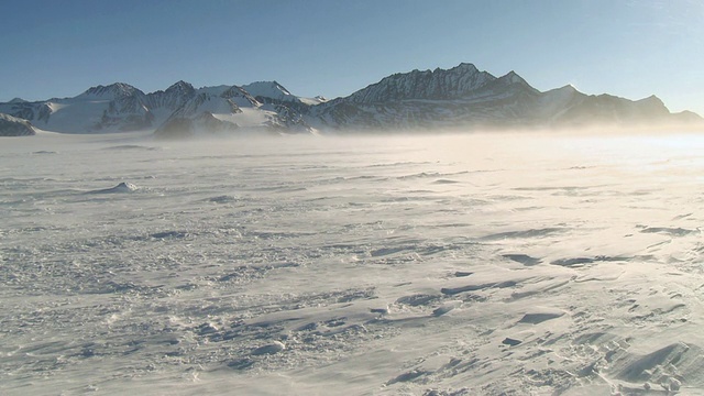 南极洲埃尔斯沃斯山脉遗产范围内的联合冰川和闪耀的冰雪景观视频素材