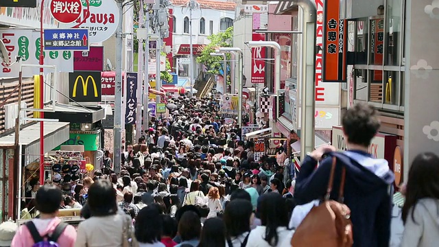 日本东京，涩谷，原宿，行人走过拥挤的竹下街视频素材