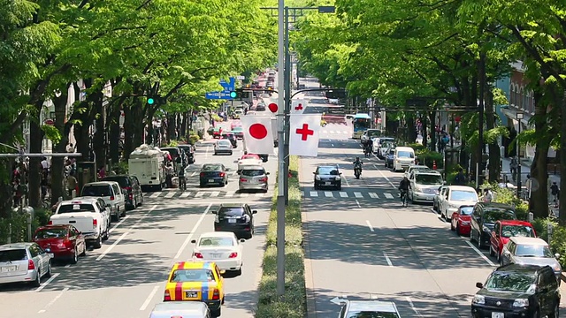 在日本东京涩谷表参道/原宿行驶的汽车拍摄视频素材