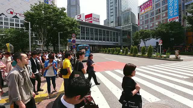 这是在日本东京涩谷十字路口拍摄的行人和汽车视频素材