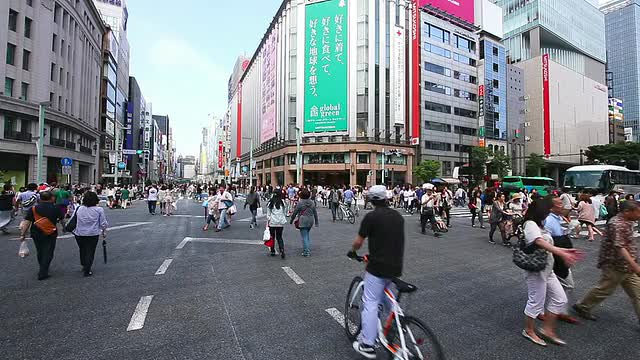 日本东京中区银座银座4丁目十字路口行人和汽车视频素材