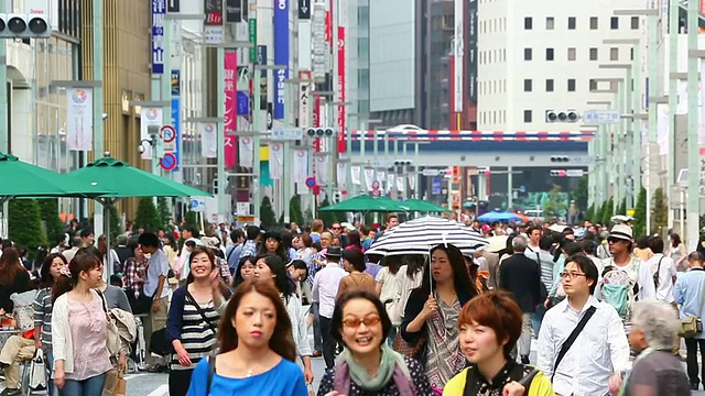 MS PAN T/L日本东京银座，银座后面有很多商店的招牌，拍摄于银座道里的行人视频素材