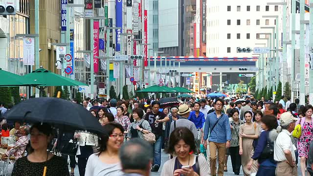 日本东京银座，中央区，银座，行人走过银座，许多商店的招牌都可以看到视频素材