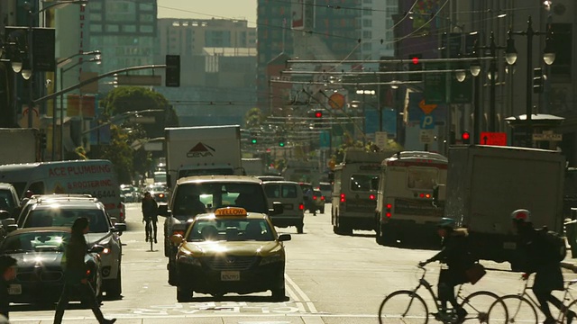 WS View of Traffic，行人，自行车在繁忙的市中心城市街道/旧金山，加利福尼亚，美国视频素材