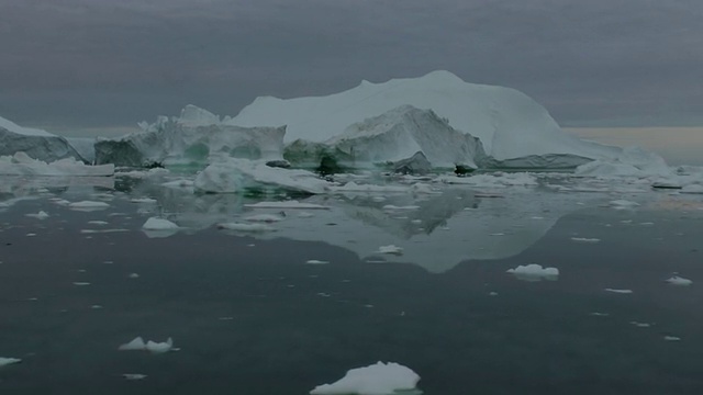 MS POV格陵兰岛伊卢利萨特海面上漂浮的冰山视频素材