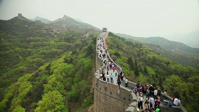 游客在八达岭长城上行走的WS HA视图，中国北京视频素材