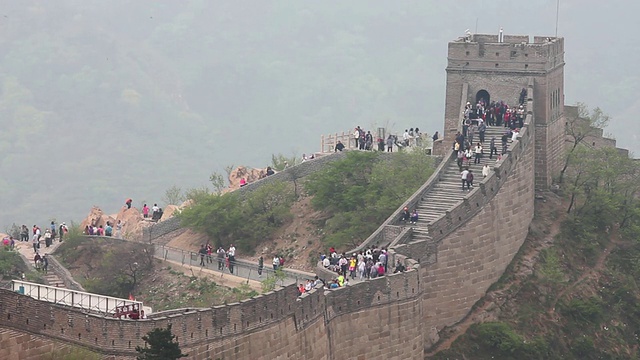 游客在八达岭长城的WS视图/北京，中国视频素材