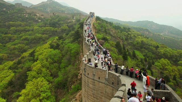 游客行走在八达岭长城上的WS T/L视图，中国北京视频素材