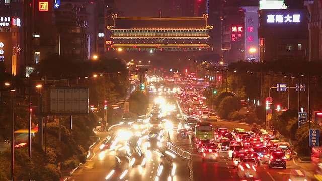 WS T/L HA View of Traffic on north Street and north gate of city wall at night /西安，陕西，中国视频素材