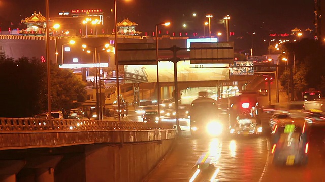 WS T/L View of Traffic on multi - level highways and cityscape /西安，陕西，中国视频素材