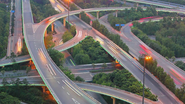 WS T/L HA View of Traffic on overpass at night /西安，陕西，中国视频素材