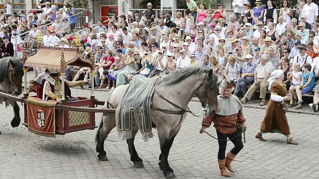 德国巴伐利亚州，1475年，Landshuter Hochzeit，兰茨胡特，中世纪的婚礼，轿子上的男人视频素材