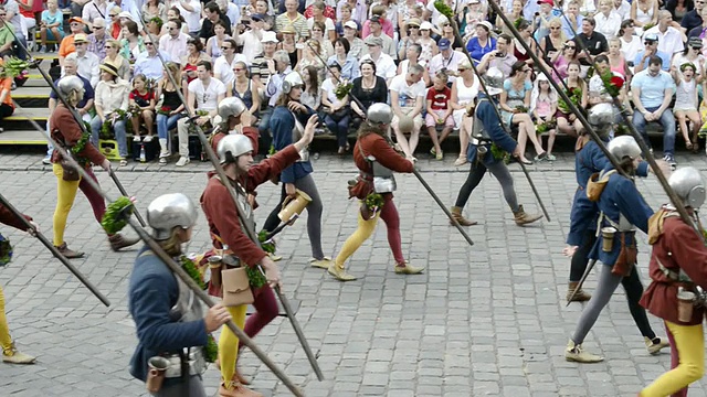 1475年，德国巴伐利亚州Landshuter Hochzeit，拍摄于1475年的中世纪婚礼派对上的骑士视频素材