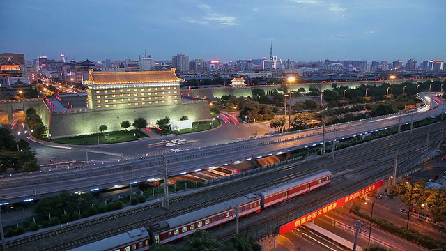 WS T/L HA View of Traffic on street and railway, north gate of Xian city wall and cityscape /西安，陕西，中国视频素材