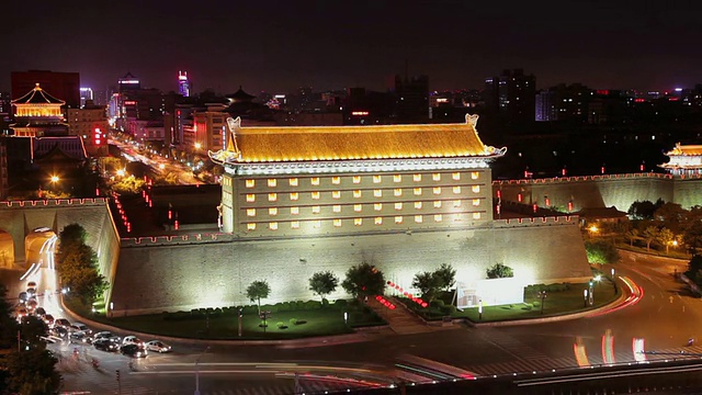 WS T/L HA View of Traffic around the north gate of Xian city wall at night /西安，陕西，中国视频素材