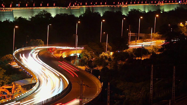 MS T/L HA View of Traffic on street and Xian city wall at night /西安，陕西，中国视频素材