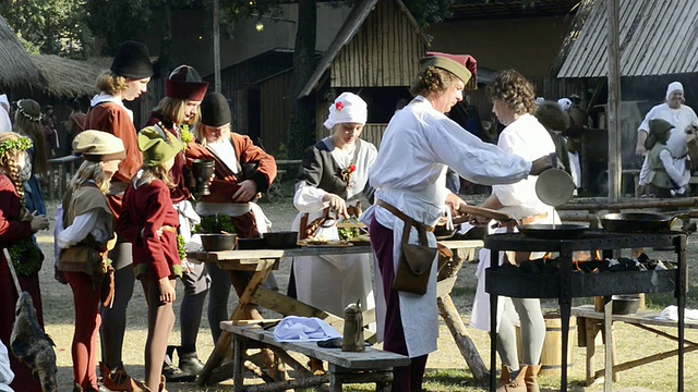 MS在中世纪派对上拍摄的野营生活中的烹饪，展示1475年与中世纪服装的婚姻/德国巴伐利亚州兰兹胡特视频素材