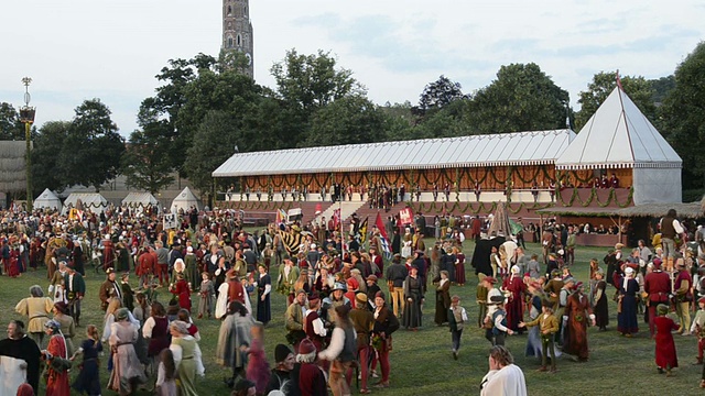 中世纪派对展示1475年的婚礼与中世纪服装在夜间露营，1475年Landshuter Hochzeit / Landshut, Bavaria，德国视频素材